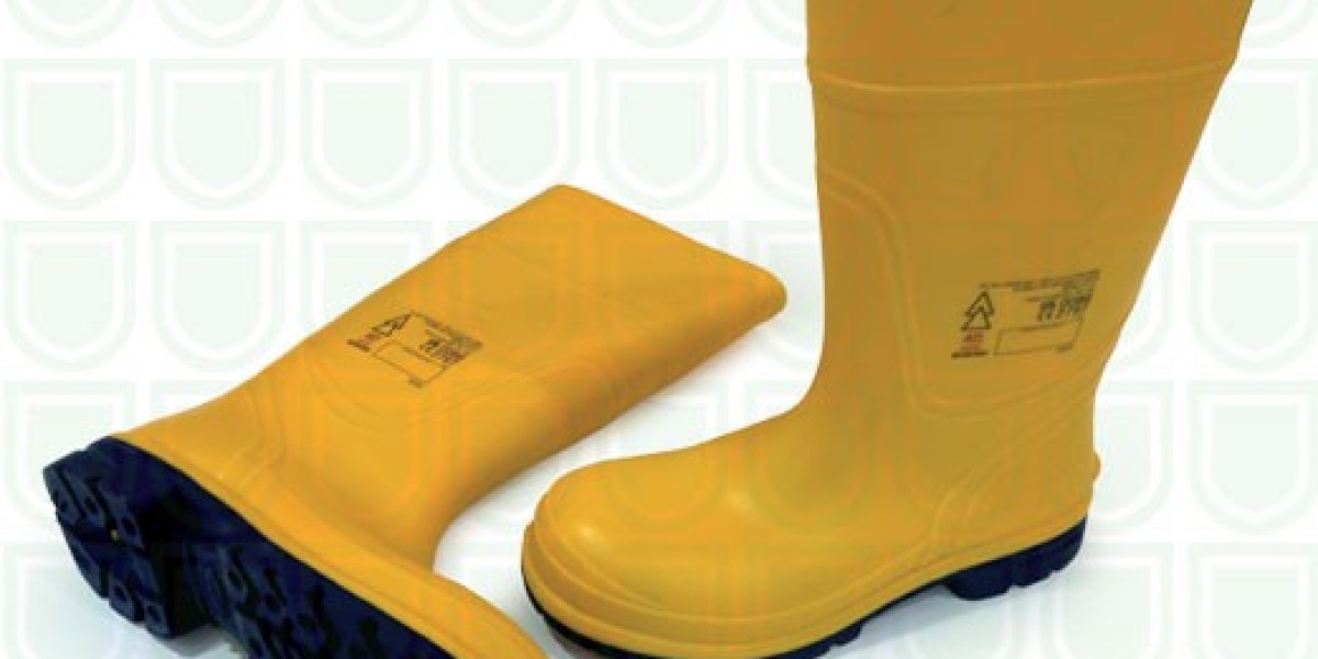 Dielectric Boots in Qatar – Essential Insulation Safety Footwear Available at Nassguard